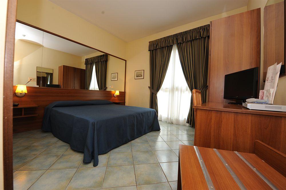 Hotel Palacavicchi Ciampino Exterior photo